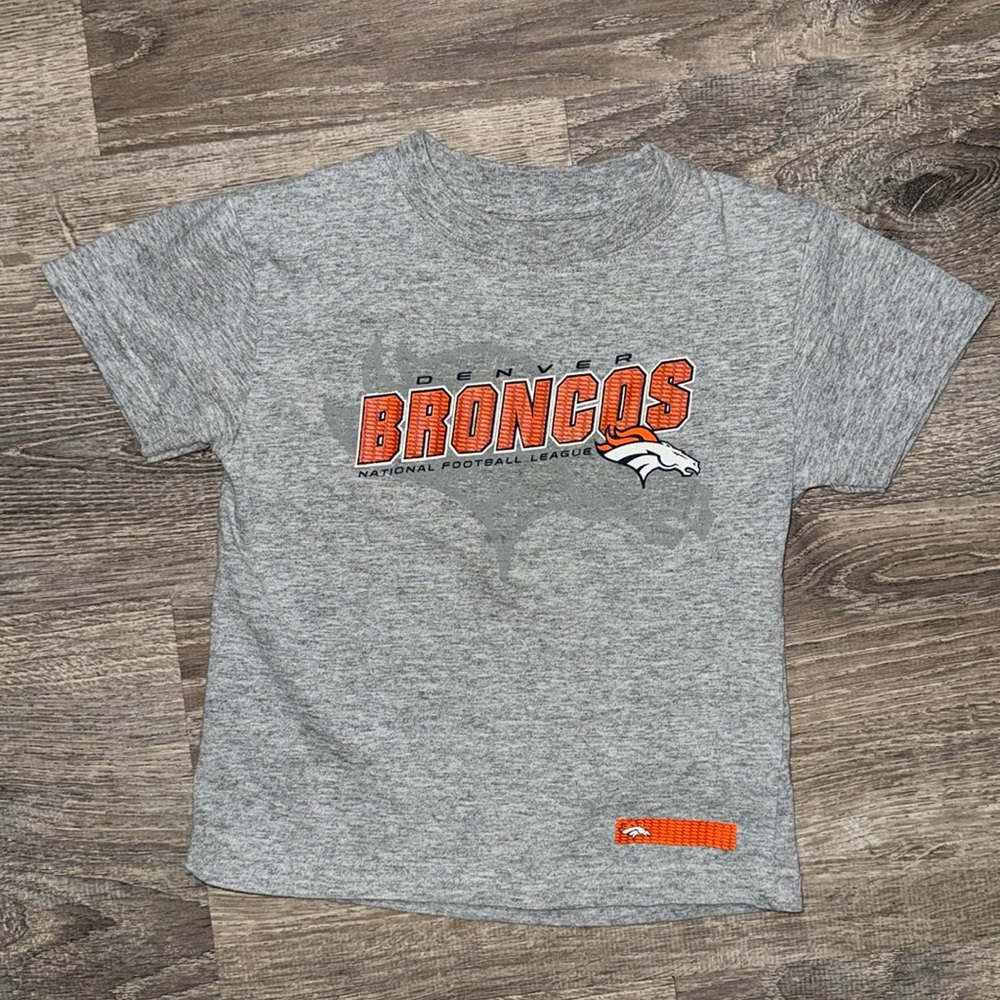 Child’s Denver Broncos grey tshirt. Size 3t